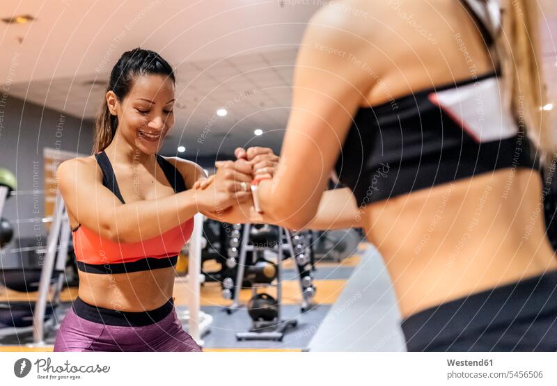 Zwei Frauen trainieren im Fitnessstudio weiblich Erwachsener erwachsen Mensch Menschen Leute People Personen fit Gesundheit gesund Sport Spanien