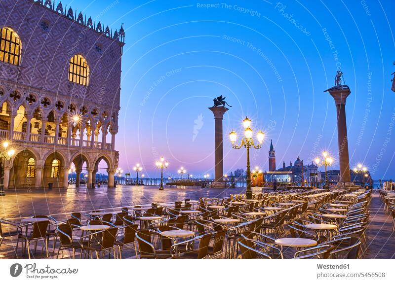Italien, Venedig, leerer Markusplatz zur blauen Stunde Sehenswürdigkeit Sehenwürdigkeiten sehenswert historisch Textfreiraum morgens Morgen früh Frühe