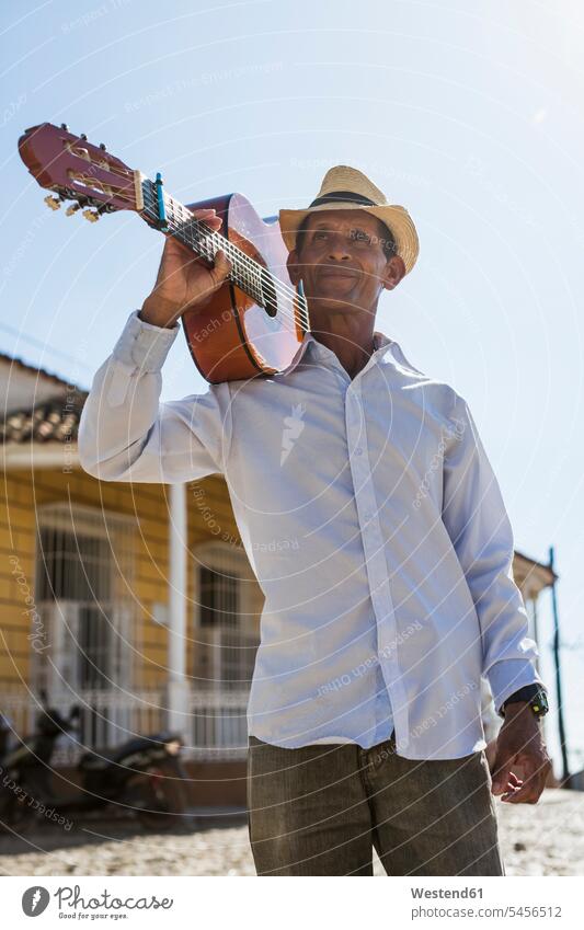 Kuba, Porträt eines Mannes mit Gitarre auf der Schulter Straßenmusiker Männer männlicher Erwachsener männliche Erwachsene Gitarren erwachsen Mensch Menschen