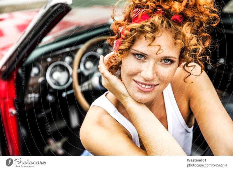 Porträt einer lächelnden rothaarigen Frau in einem Sportwagen Auto Wagen PKWs Automobil Autos Portrait Porträts Portraits weiblich Frauen Kraftfahrzeug
