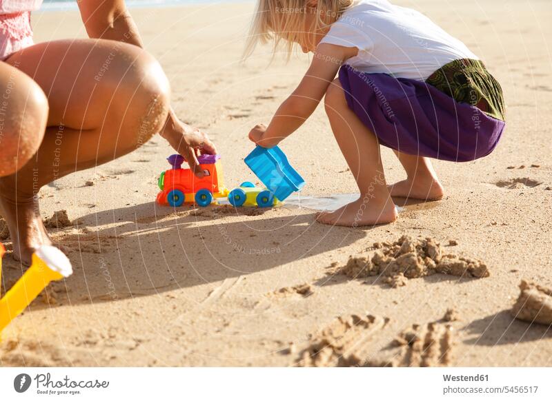 Spanien, Fuerteventura, Mutter und Tochter spielen am Strand Beach Straende Strände Beaches glücklich Glück glücklich sein glücklichsein Urlaub Ferien Reise