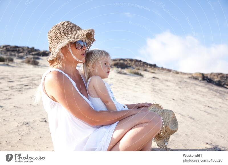 Spanien, Fuerteventura, Mutter mit Tochter am Strand Beach Straende Strände Beaches Mami Mutti Mütter Mama Töchter Eltern Familie Familien Mensch Menschen Leute