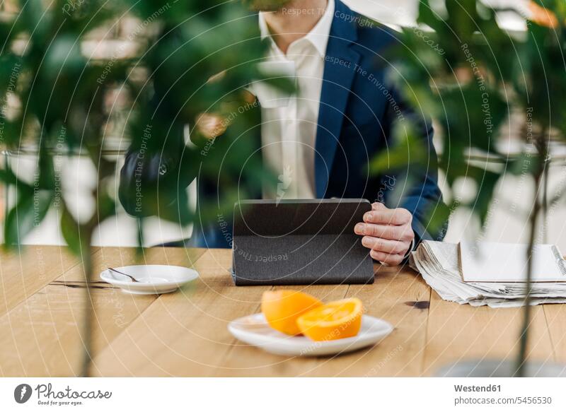 Geschäftsmann mit Tablette auf dem Tisch Tablet Computer Tablet-PC Tablet PC iPad Tablet-Computer Businessmann Businessmänner Geschäftsmänner Rechner