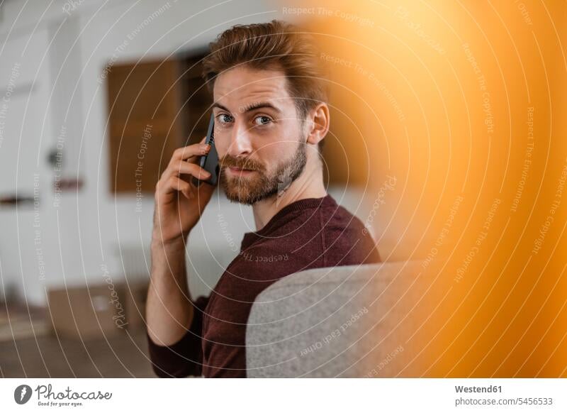Porträt eines jungen Mannes am Telefon telefonieren anrufen Anruf telephonieren Männer männlich Telefon benutzen Erwachsener erwachsen Mensch Menschen Leute