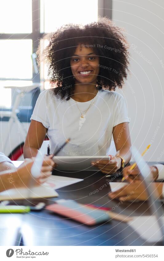 Porträt einer lächelnden Geschäftsfrau während einer Besprechung im Büro Office Büros Arbeitsplatz Arbeitsstätte Arbeitstelle arbeiten Tablet Tablet Computer