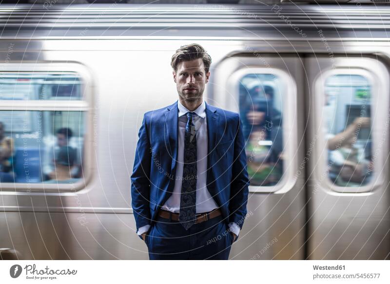 Geschäftsmann steht vor ausfahrendem Metro-Zug stehen stehend Pendler Businessmann Businessmänner Geschäftsmänner Bahnen Züge Manhattan attraktiv schoen