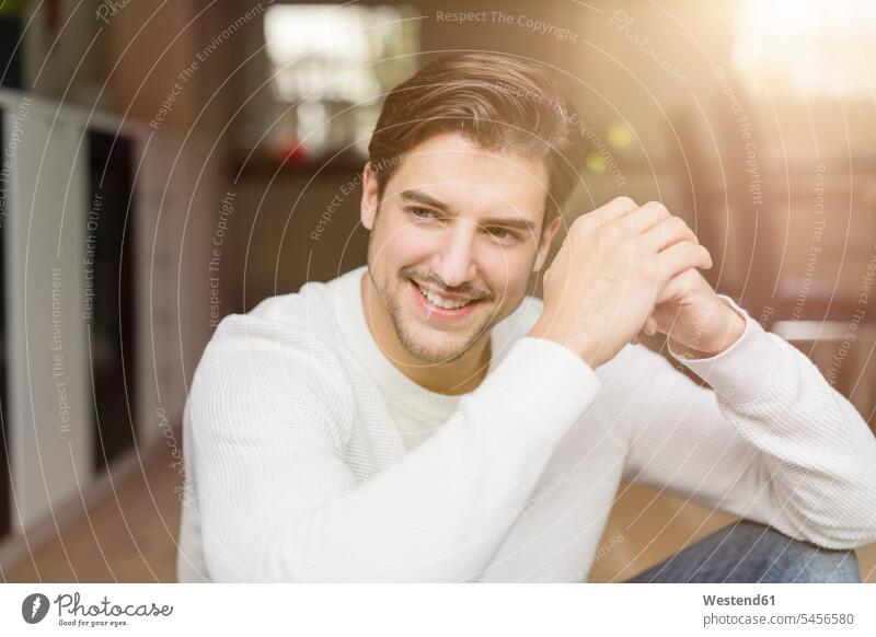 Porträt eines lächelnden Mannes zu Hause Männer männlich Erwachsener erwachsen Mensch Menschen Leute People Personen Zuhause daheim Europäer Kaukasier