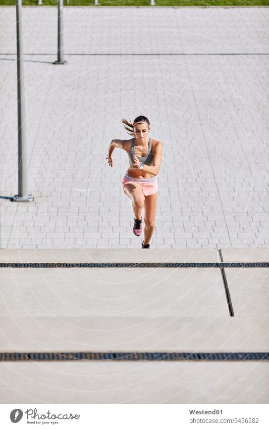 Fitte junge Frau, die auf einer Treppe läuft trainieren laufen rennen fit weiblich Frauen Treppenaufgang Erwachsener erwachsen Mensch Menschen Leute People
