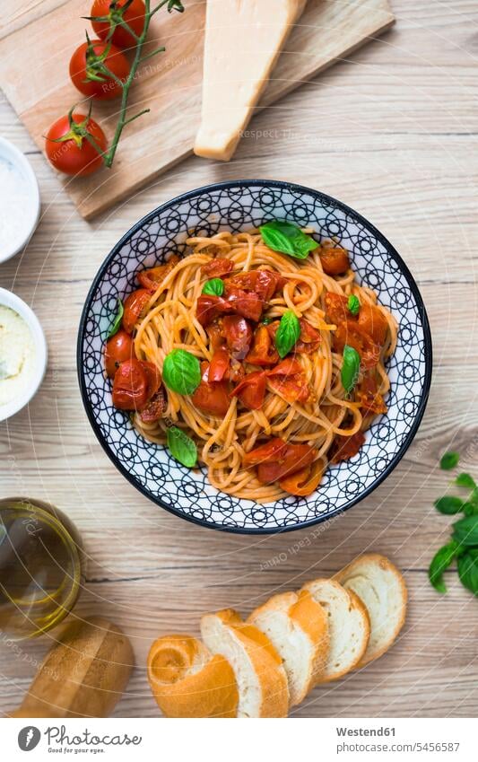 Spaghetti mit Kirschtomaten und Basilikum in einer Schüssel Schalen Schälchen Schüsseln Gesunde Ernährung Ernaehrung Gesunde Ernaehrung Gesundheit gesund