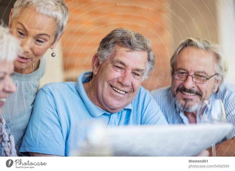 Porträt eines lächelnden älteren Mannes, der sich mit seinen Freunden amüsiert Portrait Porträts Portraits Senior ältere Männer älterer Mann Senioren männlich
