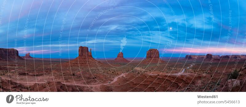USA, Colorado Plateau, Utah, Arizona, Navajo Nation Reservation, Panorama des Monument Valley in der Morgendämmerung bei Vollmond Felsformation Felsengruppe