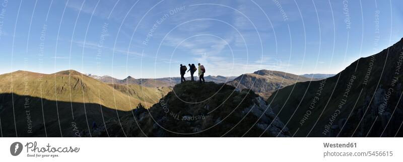 UK, Nordwales, Snowdonia, Nantlle Ridge, Silhouette von drei Bergsteigern Alpinisten Berge Bergsteigen Alpinismus Sport Landschaft Landschaften wandern