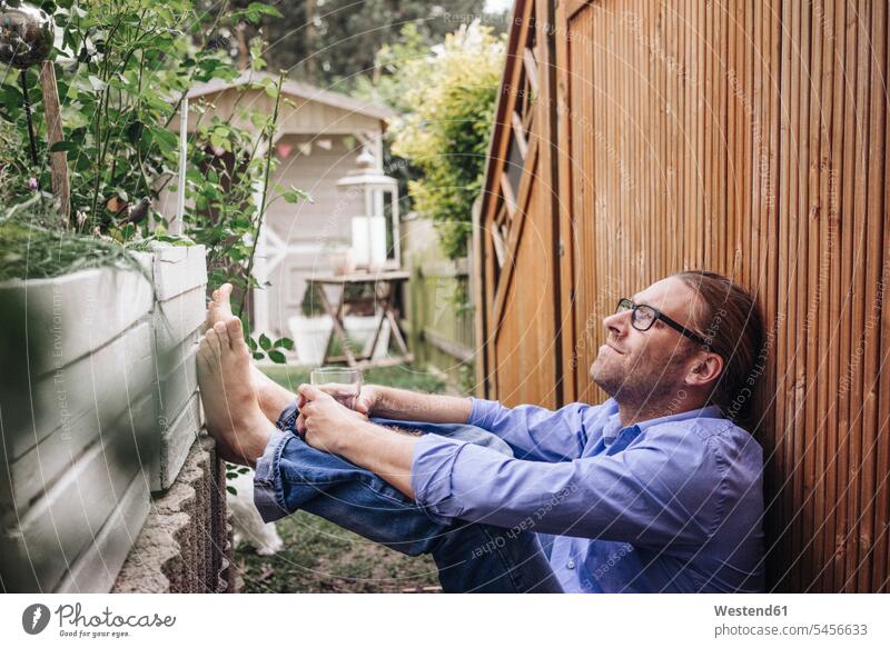 Mann entspannt sich im Garten entspanntheit relaxt Männer männlich Gärten Gaerten Entspannung relaxen entspannen Erwachsener erwachsen Mensch Menschen Leute