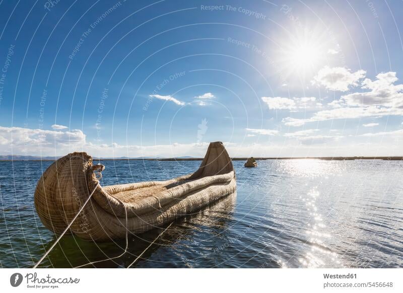 Peru, Titicacasee, Boot der Uros aus riesigem Rohrkolben Linsenreflexion Blendenflecken Reflexlicht Lens Flare Außenaufnahme draußen im Freien Seil Seile Boote
