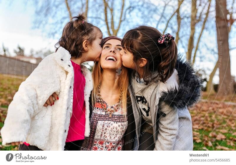 Glückliche Mutter, die von ihren kleinen Töchtern geküsst wird Mami Mutti Mütter Mama Tochter Küsschen Kuesschen Eltern Familie Familien Mensch Menschen Leute