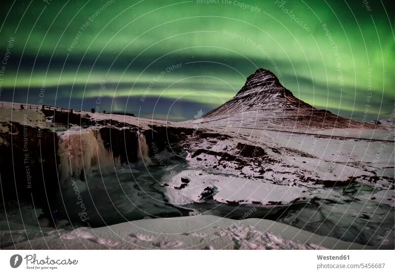 Island, gefrorenes Kirkjufell und Nordlichter Schönheit der Natur Schoenheit der Natur Republik Island Gewässer Wasser leuchten Nachthimmel Aurora borealis