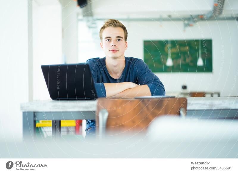 Porträt eines Studenten mit Laptop in einem Café Portrait Computer Mann Cafe Erwachsener Mensch Erreichbarkeit Lifestyle Drahtlose Technologie Arme verschränkt