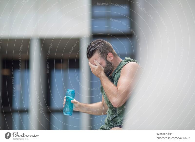 Sportler bei einer Wasserpause in der Stadt trainieren Mann Männer männlich Pause Erwachsener erwachsen Mensch Menschen Leute People Personen Getränk Getraenk