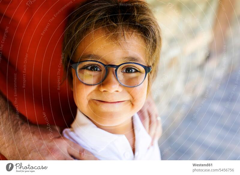 Porträt eines lächelnden kleinen Jungen mit Brille Brillen Buben Knabe Knaben männlich Portrait Porträts Portraits Kind Kinder Kids Mensch Menschen Leute People