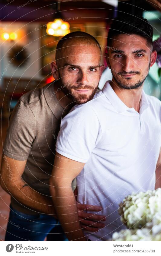 Porträt eines schwulen Paares in einer Bar Glück glücklich sein glücklichsein gefühlvoll Emotionen Empfindung Empfindungen fühlen Gefühl Gefühle lieben innig