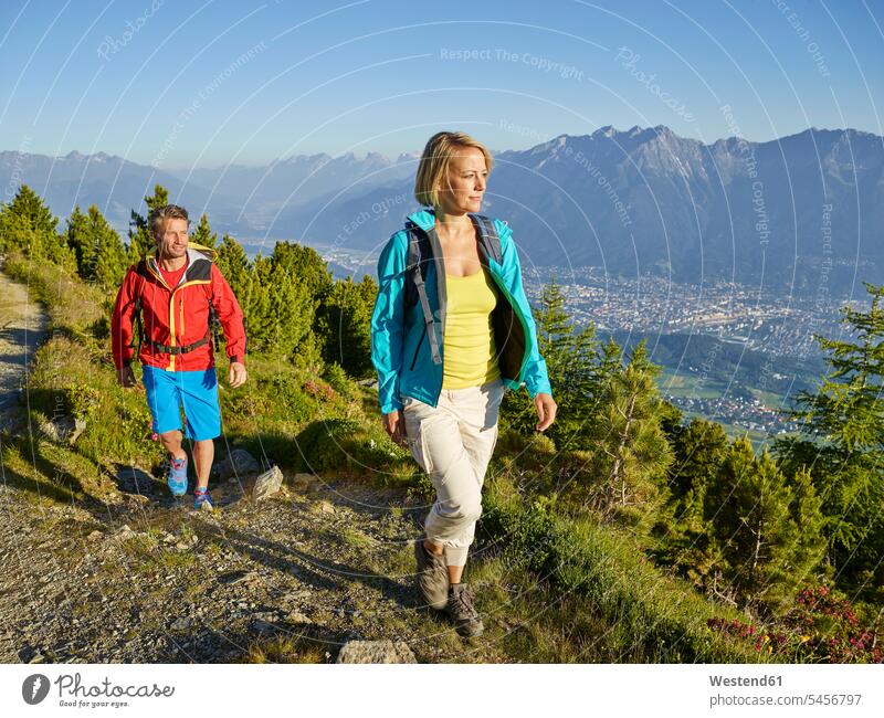 Österreich, Tirol, Ehepaar beim Wandern auf dem Zirbenweg am Patscherkofel Paar Pärchen Paare Partnerschaft Frühling Frühjahr Lenz Wanderin Wanderinnen