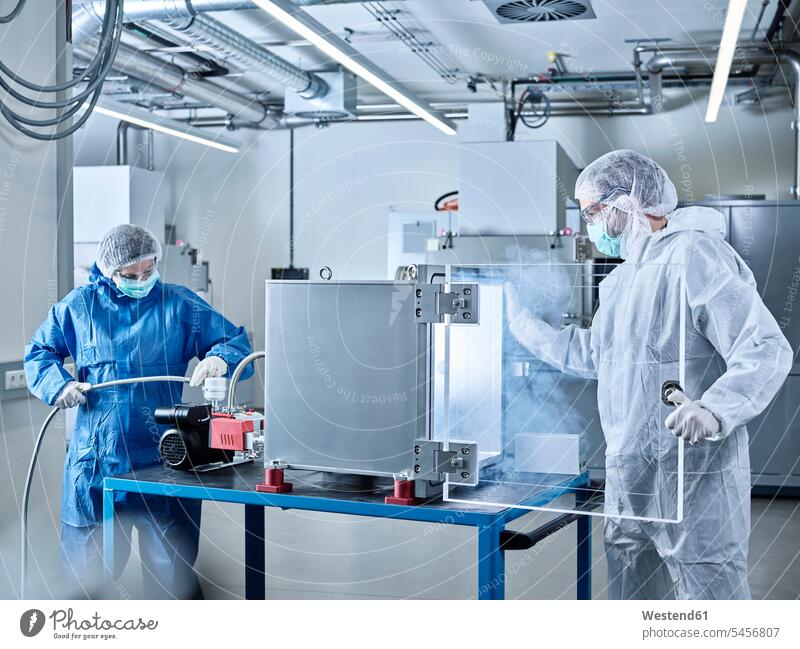 Chemiker, die im industriellen Laborreinraum arbeiten Arbeit Schutzanzug Schutzanzuege Schutzanzüge Chemikanten Chemielabor chemisches Labor sterile Kleidung