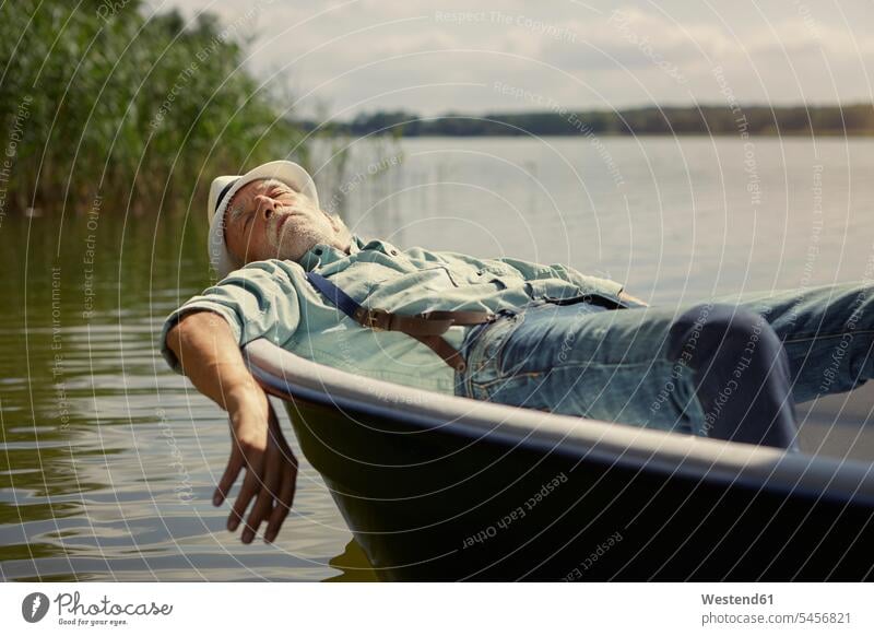 Senior Mann entspannt im Ruderboot auf einem See Boot Boote Seen Entspannung relaxen entspannen Wasserfahrzeuge Gewässer Brandenburg Nonkonformität erholen