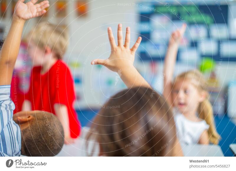 Erhobene Hände von Kindern im Kindergarten heben Kindergaerten Kindergärten Kids glücklich Glück glücklich sein glücklichsein Hand Pädagogik Paedagogik Mensch