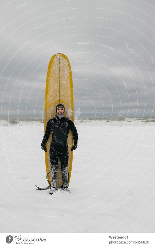 Surfer mit Surfbrett im Schnee in Ontario, Kanada Leute Menschen People Person Personen Europäisch Kaukasier kaukasisch 1 Ein ein Mensch eine nur eine Person