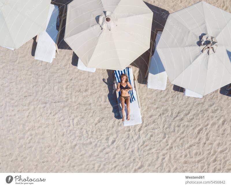 Frau liegt auf einer Sonnenliege am Strand, Gili Air, Gili Islands, Indonesien Badebekleidung Bikinis sich sonnen sonnenbaden Jahreszeiten sommerlich Sommerzeit