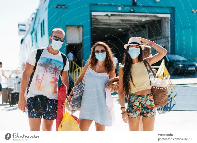 Freunde mit Masken stehen im Hafen gegen Kreuzfahrtschiff Farbaufnahme Farbe Farbfoto Farbphoto Spanien Freizeitbeschäftigung Muße Zeit Zeit haben