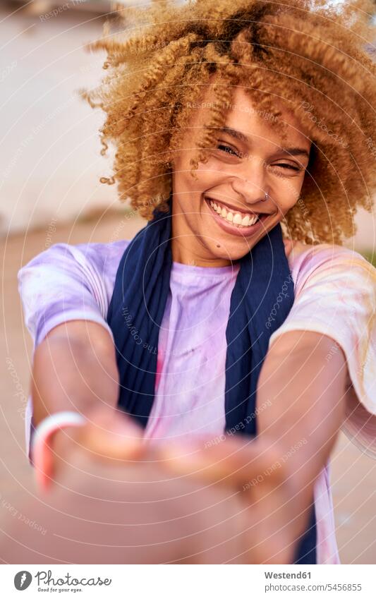 Porträt einer glücklichen Frau, die die Hand eines Mannes hält Leute Menschen People Person Personen Afrikanisch Afrikanische Abstammung dunkelhäutig Farbige