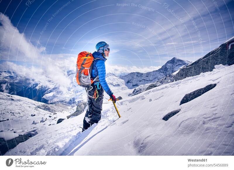 Bergsteigerin, Grossvendedigerin, Tirol, Österreich Rucksäcke Helme Jahreszeiten winterlich Winterzeit stehend steht Kälte auf Achse in Bewegung Abenteuer