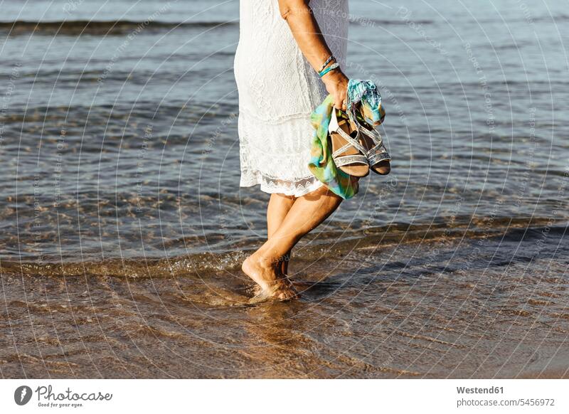 Nahaufnahme einer älteren Frau, die im Meer watend, El Roc de Sant Gaieta, Spanien Leute Menschen People Person Personen Europäisch Kaukasier kaukasisch 1 Ein