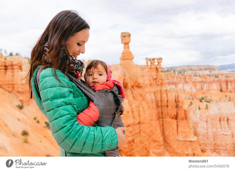 Frau trägt ihre Tochter in einem Tragesitz bei Hoodoos in Bryce Canyon, Utah, USA Tagaufnahme Nature ländliches Motiv Serie Serien Draufsicht Aufsicht von oben