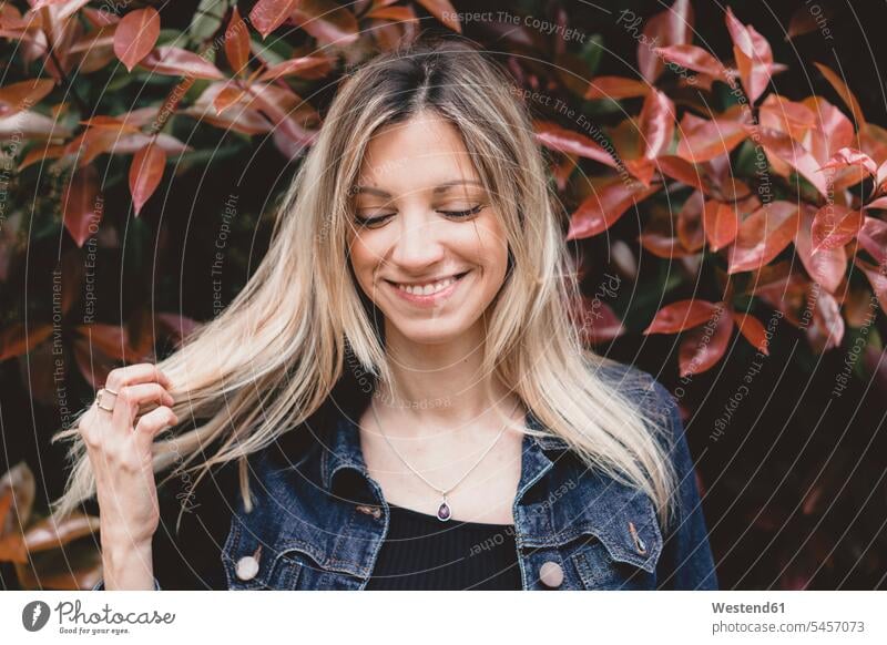 Porträt einer glücklichen jungen Frau im Herbst Portrait Porträts Portraits weiblich Frauen Glück glücklich sein glücklichsein Erwachsener erwachsen Mensch