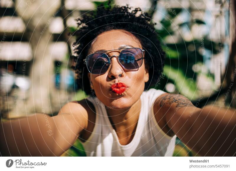 Nahaufnahme einer eleganten Frau mit Sonnenbrille und schürzenden Lippen Farbaufnahme Farbe Farbfoto Farbphoto Portugal Freizeitbeschäftigung Muße Zeit