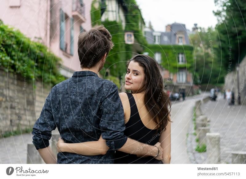 Frankreich, Paris, junges Paar in einer Gasse im Bezirk Montmartre Gassen Pärchen Paare Partnerschaft Ile-de-France Weg Wege Pfad Mensch Menschen Leute People