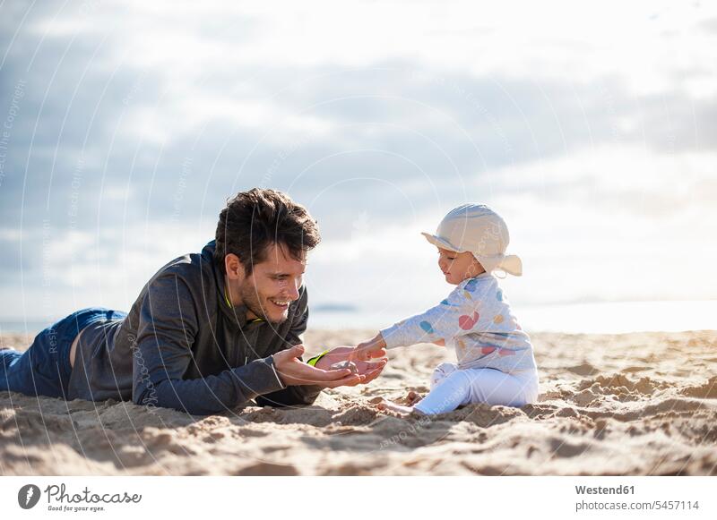 Spanien, Lanzarote, Vater spielt mit kleinem Mädchen am Strand Tochter Töchter Papas Väter Vati Vatis Papis Beach Straende Strände Beaches spielen Baby Babies