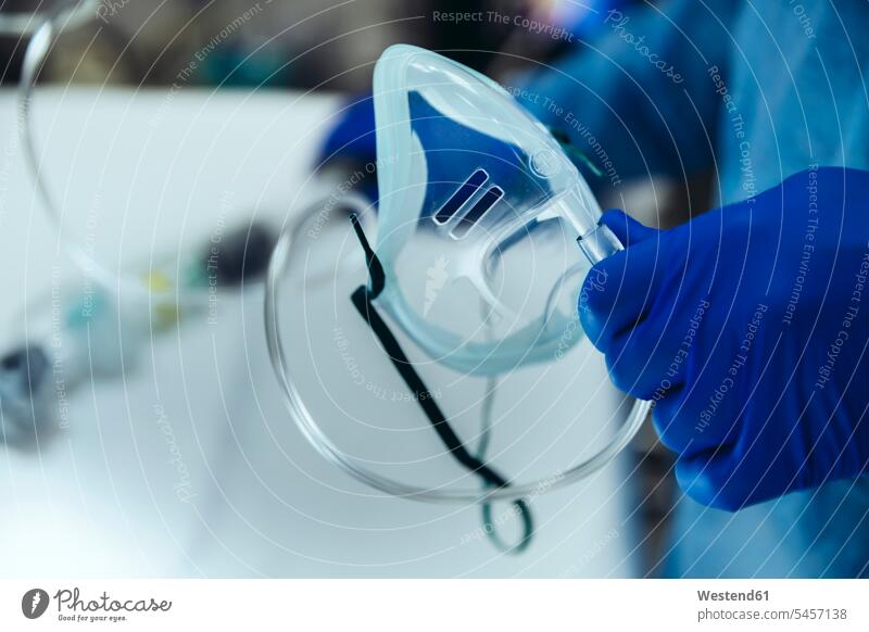 Nahaufnahme eines Notarztes mit einer Sauerstoffmaske im Krankenhaus Job Berufe Berufstätigkeit Beschäftigung Jobs Arbeit Gesundheit Gesundheitswesen