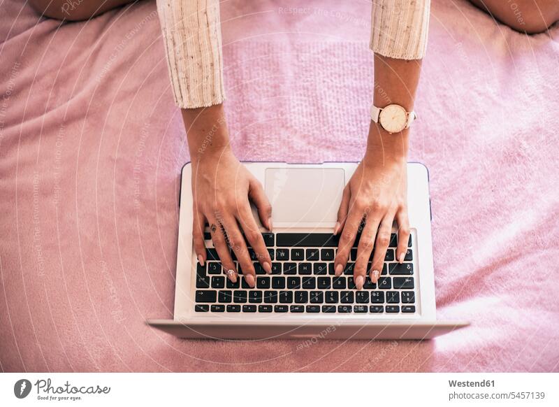 Frauenhand mit Laptop auf Bett, Ansicht von oben Notebook Laptops Notebooks Betten weiblich benutzen benützen Hand Hände Computer Rechner Erwachsener erwachsen