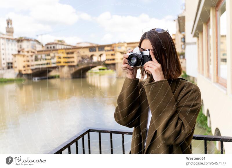 Italien, Florenz, junge Touristin beim Fotografieren am Ponte Vecchio Asiate Asiaten asiatische asiatische Abstammung Asiatisch asiatisches asiatischer Fluss