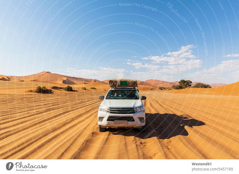 Afrika, Namibia, Namib-Wüste, Naukluft-Nationalpark, Geländewagen auf Sandpiste unterwegs auf Achse in Bewegung Nationalparks Reise Travel Wüsten