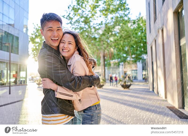 Porträt eines glücklichen Paares in der Stadt Arm umlegen Umarmung Umarmungen abends freuen Glück glücklich sein glücklichsein gefühlvoll Emotionen Empfindung
