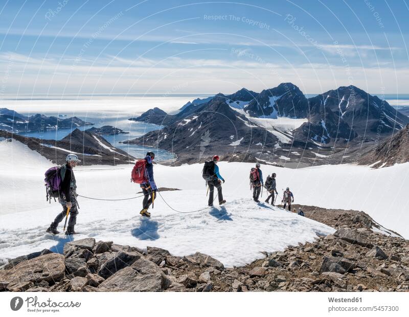 Grönland, Sermersooq, Kulusuk, Schweizer Alpen, Gruppe von Menschen, die im Schnee laufen Menschengruppe gehen gehend geht Leute People Personen Trekking