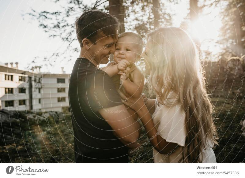 Glückliche Familie mit kleinem Sohn auf einer Wanderung, Schwaegalp, Nesslau, Schweiz Leute Menschen People Person Personen Europäisch Kaukasier kaukasisch