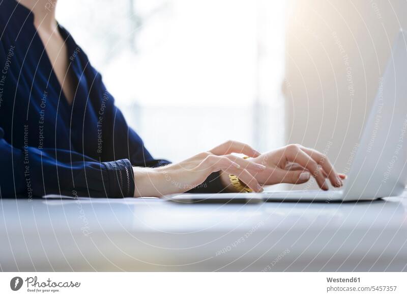 Nahaufnahme einer Geschäftsfrau mit Laptop am Schreibtisch im Büro Job Berufe Berufstätigkeit Beschäftigung Jobs geschäftlich Geschäftsleben Geschäftswelt