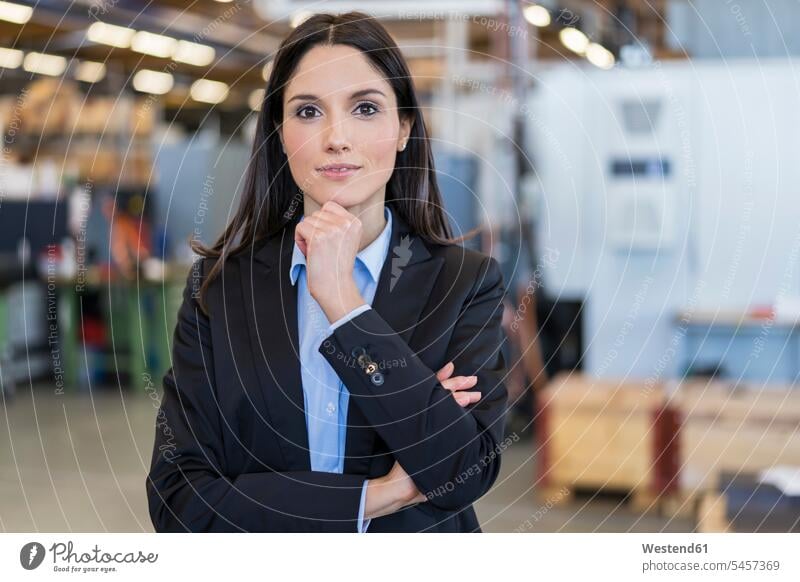 Porträt einer selbstbewussten Geschäftsfrau in einer Fabrik Portrait Porträts Portraits Geschäftsfrauen Businesswomen Businessfrauen Businesswoman modern