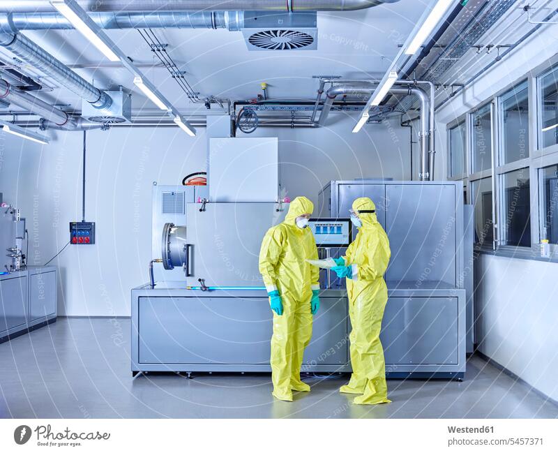 Chemiker, die im Industrielabor arbeiten, tragen Schutzkleidung im Reinraum Chemielabor chemisches Labor Chemikanten Schutzanzug Schutzanzuege Schutzanzüge
