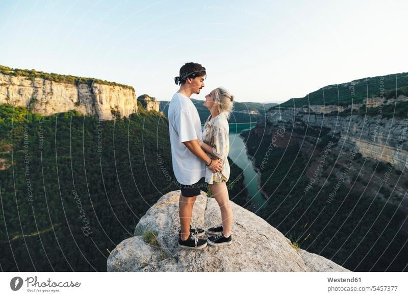 Junges verliebtes Paar auf Aussichtspunkt stehend, Stausee von Sau, Katalonien, Spanien Leute Menschen People Person Personen Europäisch Kaukasier kaukasisch 2